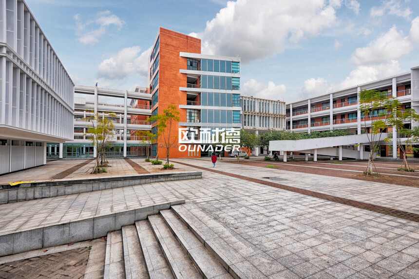 2、学院门口.JPG