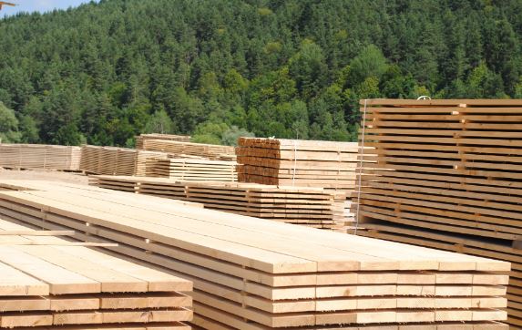 意大利前四月软木 lumber 进口增长，层压木材进口量创新高(图1)