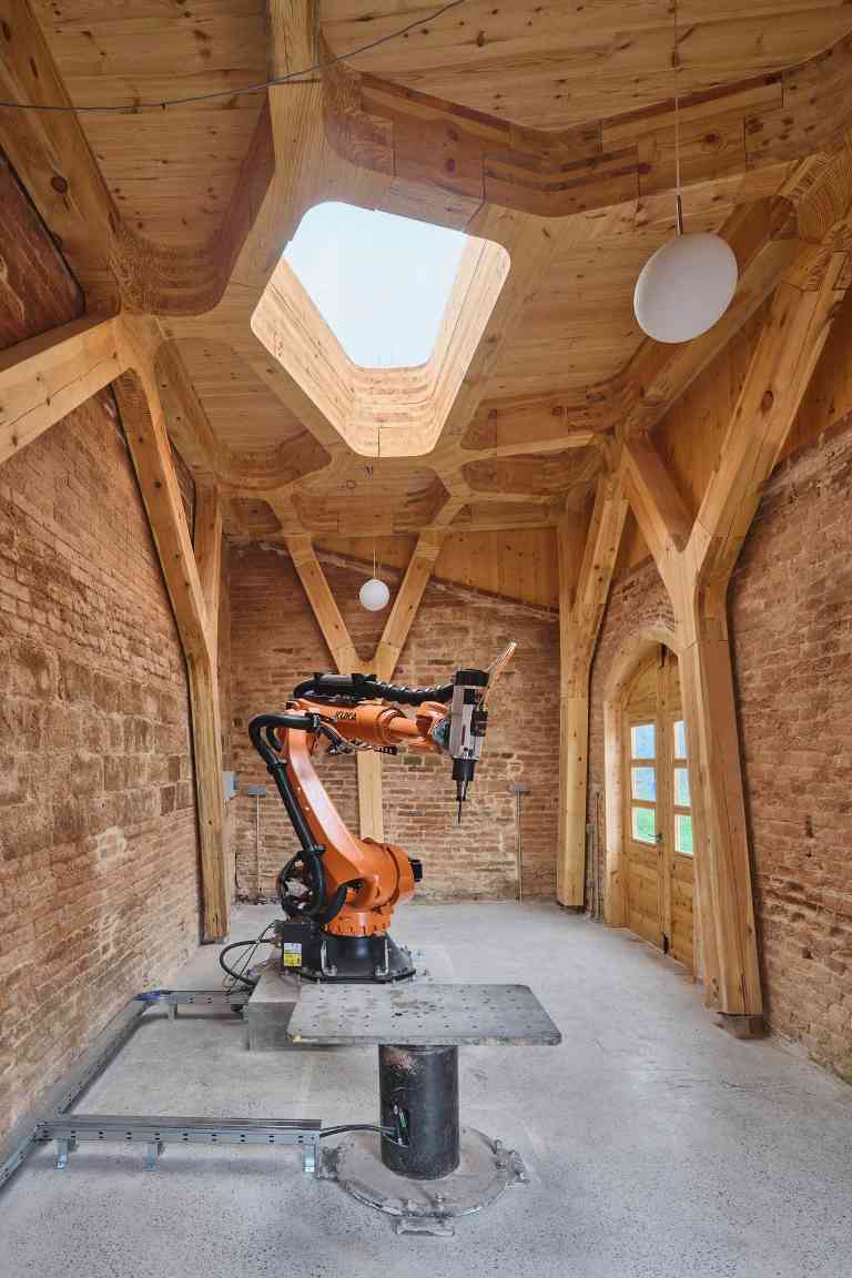 巴塞罗那“机器人工匠大教堂”：IAAC硕士生打造机器人专属工厂，融合数字制造与传统工艺(图1)