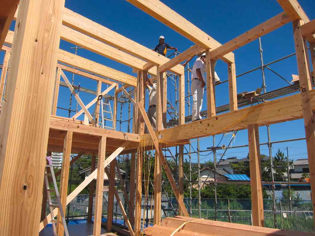 日本木结构技术独树一帜：抗震需求塑造独特框架体系(图1)