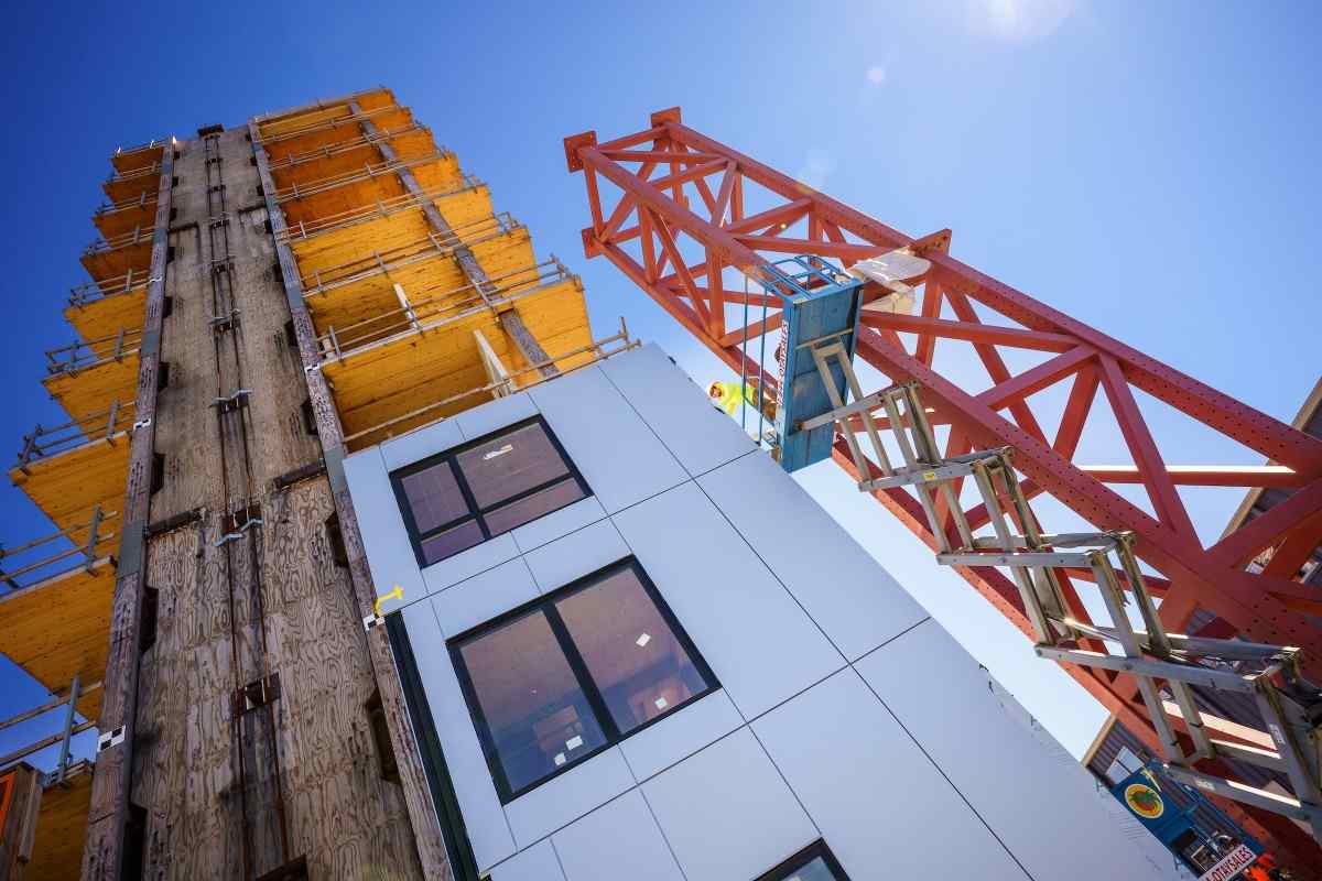 工程奇迹：六层木钢混合建筑成功经受240次地震模拟(图1)