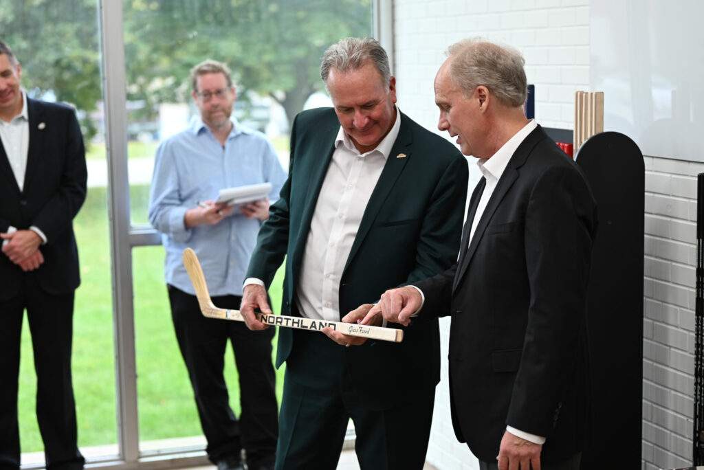 关税风暴中的百年坚守：加拿大最后一家木制曲棍球棒厂的生存战(图2)