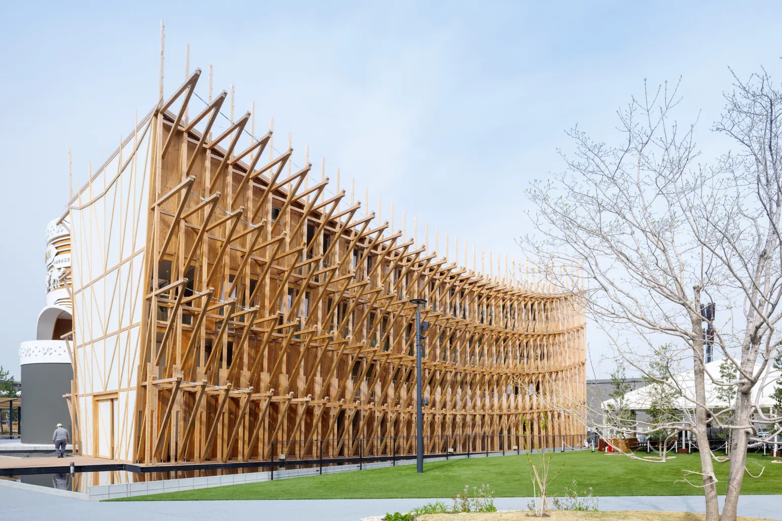 巴林国家馆荣获大阪世博会建筑金奖，全木结构展现海洋文化传承(图2)
